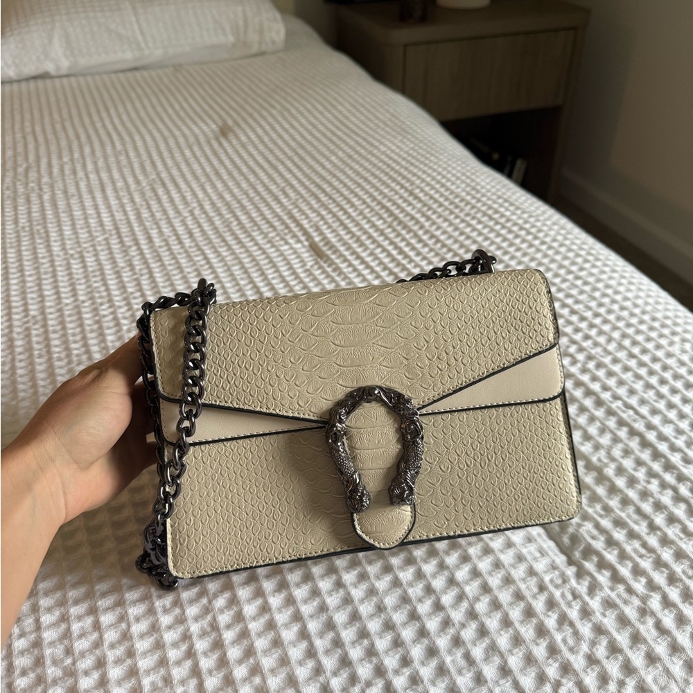 Cream Textured Crossbody Bag with Gunmetal Chain
